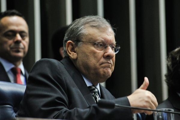 Milton Neves discursando no Plenário do Senado