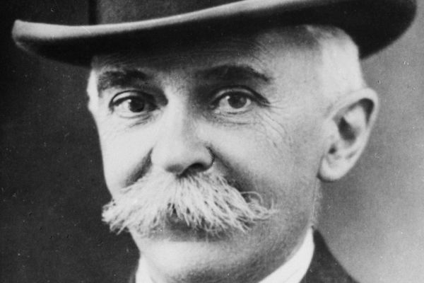 Imagem em preto e branco do Barão Pierre de Coubertin