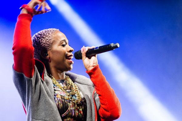 Cantora Karol Conká cantando em um show