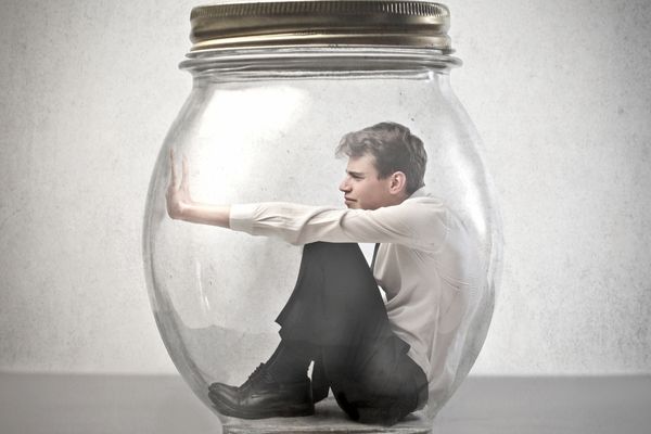 Ilustração de um homem preso dentro de um pote de vidro