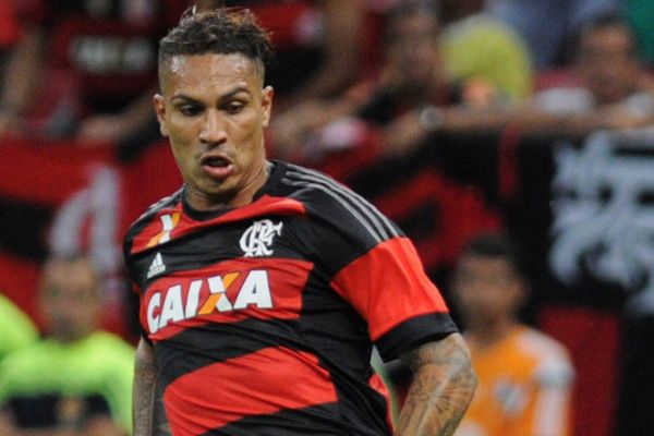 Jogador Paolo Guerrero durante partida de futebol