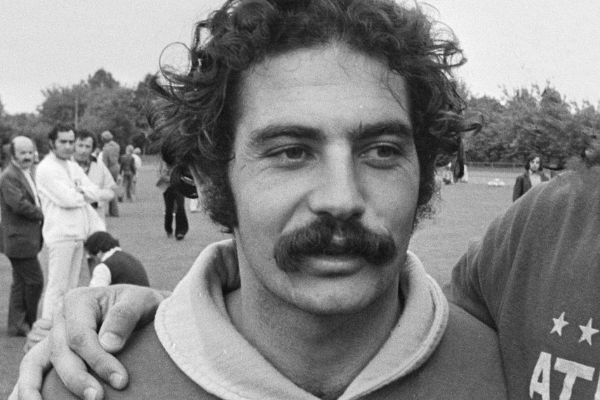 Imagem em preto e branco do jogador Roberto Rivellino