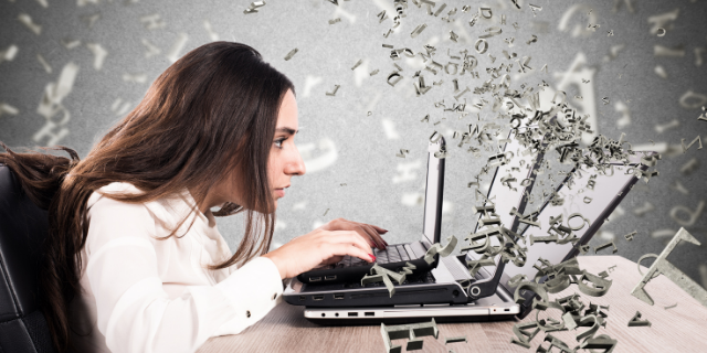 Mulher olhando com foco para o computador