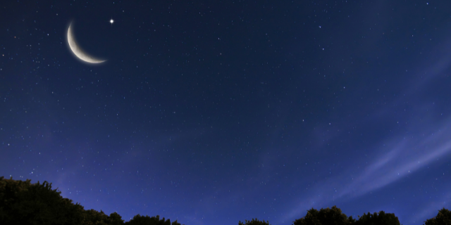 Lua crescente no céu noturno