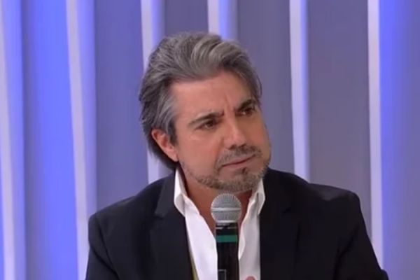 Apresentador João Kleber durante programa na tv