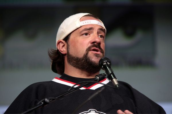 Ator e roteirista Kevin Smith falando durante convenção