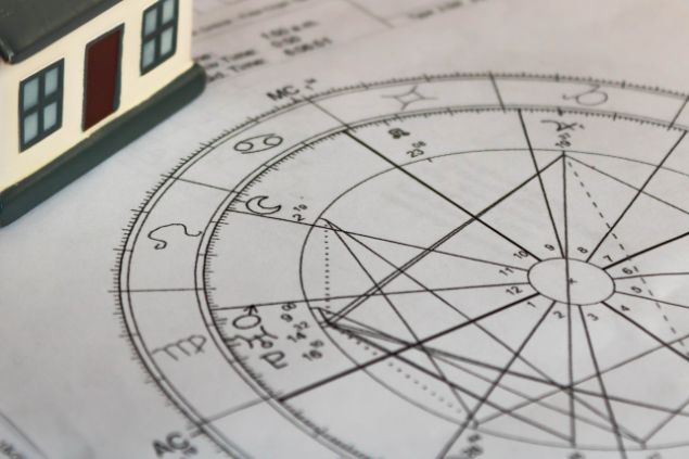 Casa astrológica representada no papel