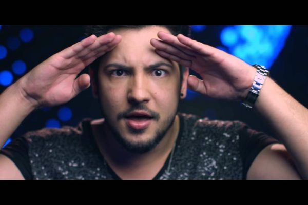 Cantor Guilherme Steffler Bertoldo durante o clipe da música 