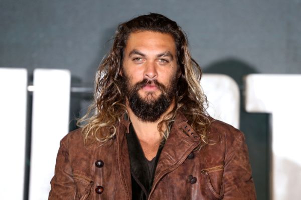 Jason Momoa posando para foto em um evento