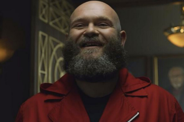 Helsinki sorrindo olhando para frente em um corredor