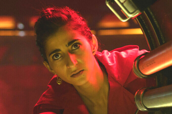 Nairobi olhando para frente assustada 