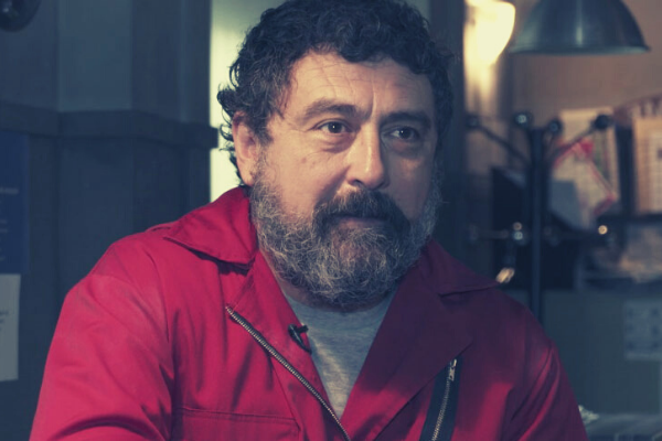 Moscou olhando para o lado sério em uma sala fechada 