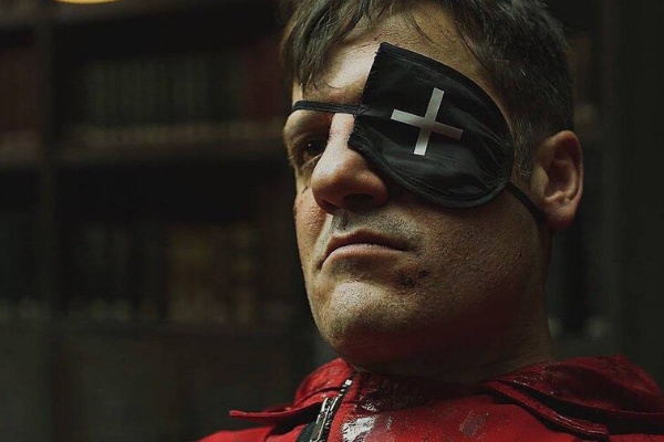 Palermo sério usando tapa olho 