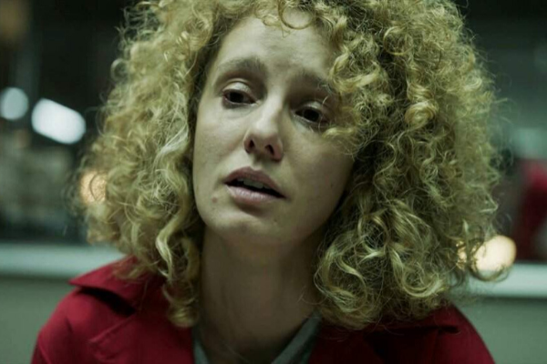 Mônica olhando para baixo triste com seu cabelo no rosto