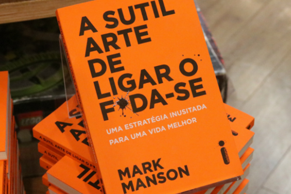 Livros A sutil arte de ligar o f*da-se em um display em uma livraria