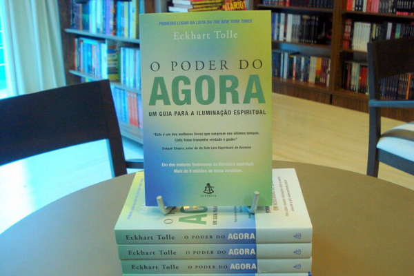 Livros O poder do agora em uma mesa da biblioteca 