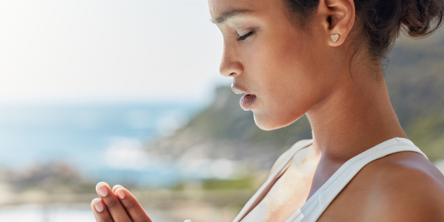 Foto de uma mulher orando