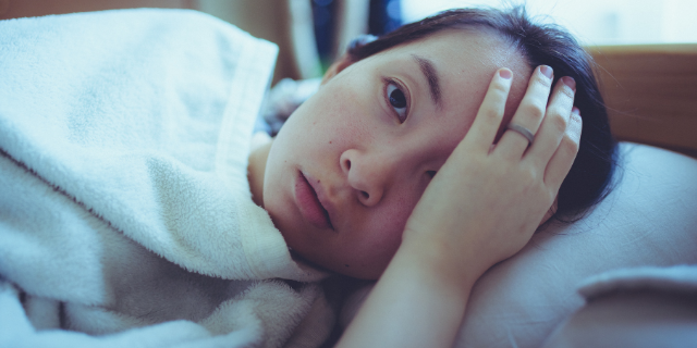 Mulher deitada na cama, impaciente