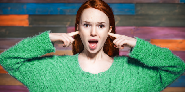 Menina tapando os ouvidos