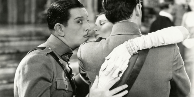 Homem traindo amigo pelas costas