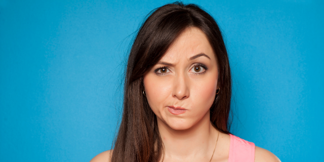 Foto de uma mulher desconfiada