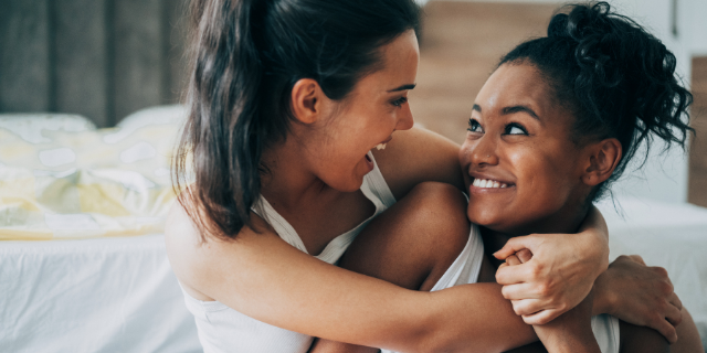 Casal sorrindo no quarto