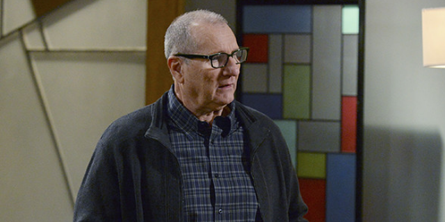 Foto do ator Ed O'Neill como a personagem Jay Pritchett