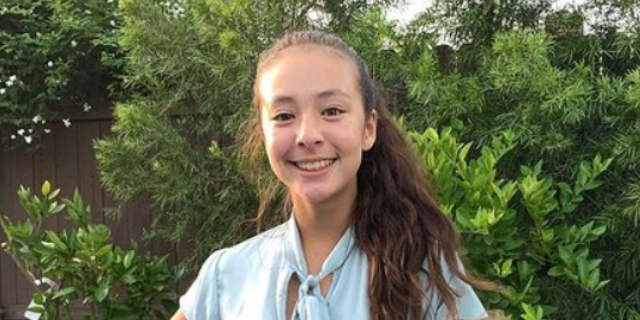 Foto da atriz Aubrey Anderson-Emmons como a personagem Lily 