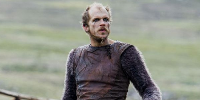 Ator Gustaf Skarsgård como a personagem Floki