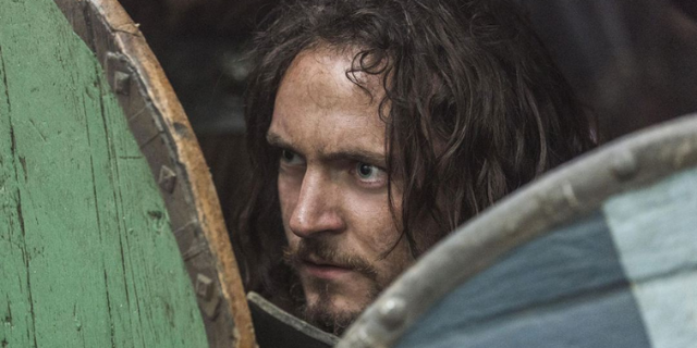 Ator George Blagden como a personagem Athelstan