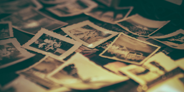 Diversas fotografias antigas espalhadas em uma mesa