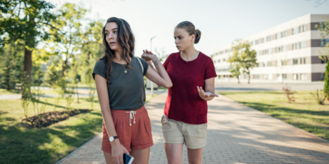 Duas mulheres discutindo no meio de um parque