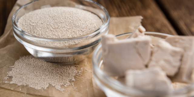 Imagem de fermento em pó e em cubos