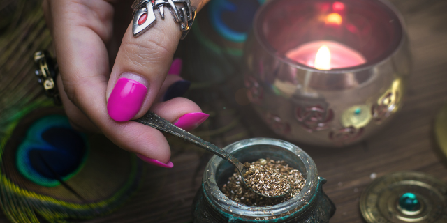 Mulher fazendo uma poção