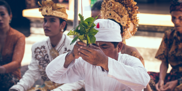 Fiéis da religião Hindu sentados e fazendo orações