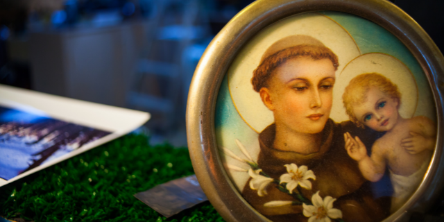 Ilustração de Santo Antônio em um retrato redondo