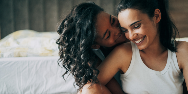 Duas mulheres abraçadas e sorrindo