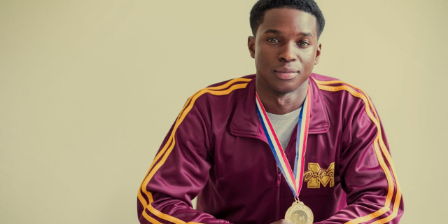 Imagem do personagem Jackson, da série Sex Education, posando para foto