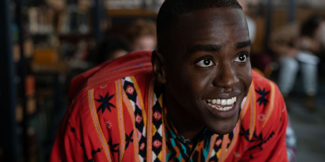 Imagem do personagem Eric, de Sex Education, durante cena