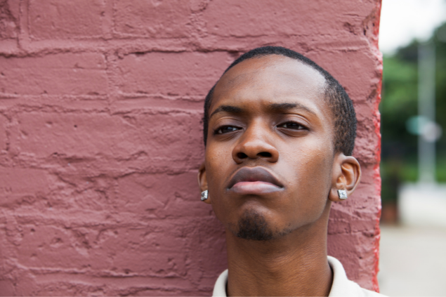 Homem sério com a cabeça levantada e orgulho no rosto