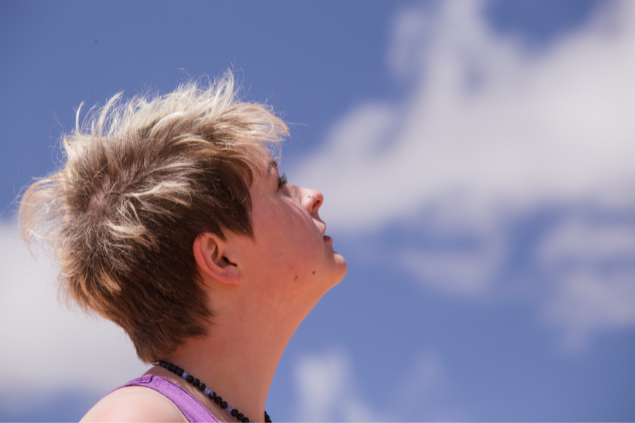 Mulher olhando para o céu azulado