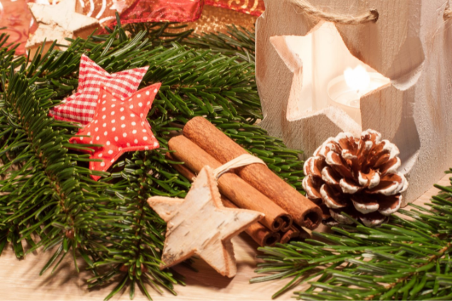 Mesa de ano novo decorada com canela