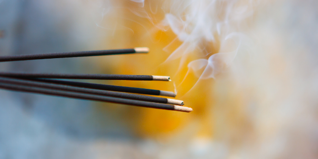 Doctor_l / Getty Images / Canva Imagem de incensos queimando