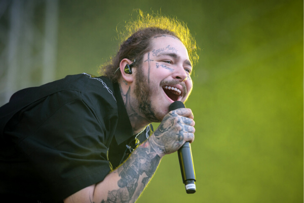 Imagem do cantor Post Malone cantando durante show