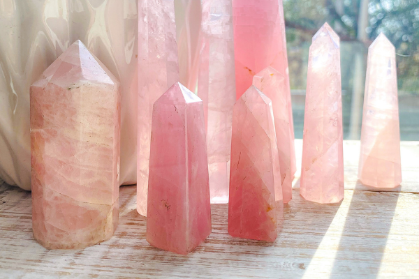 Quartzo rosa polido em forma de lança