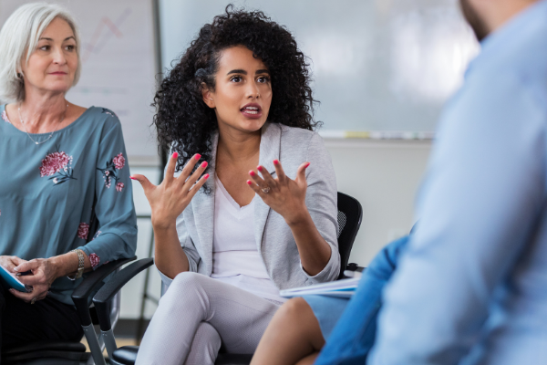 Roda de conversa onde uma mulher está em evidência, falando