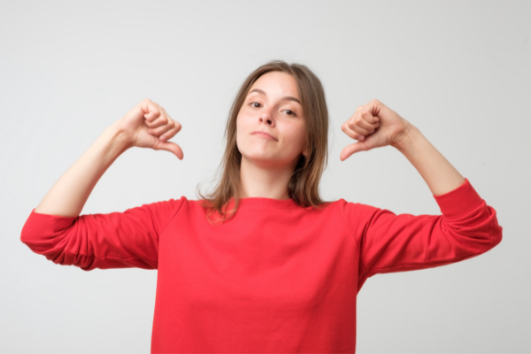 Mulher apontando os dedos para si