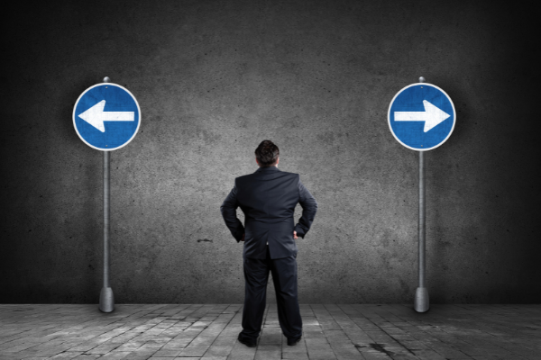 Homem indeciso sobre qual caminho deve seguir
