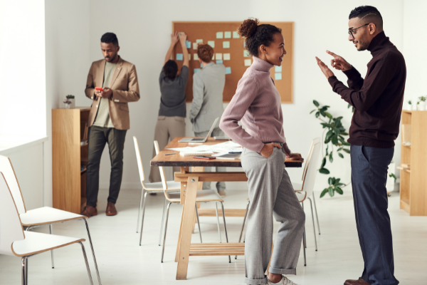 Pessoas conversando em uma sala