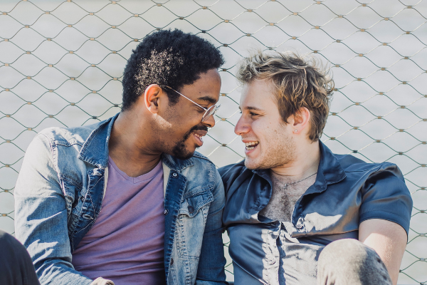 Casal se olhando e sorrindo um para o outro
